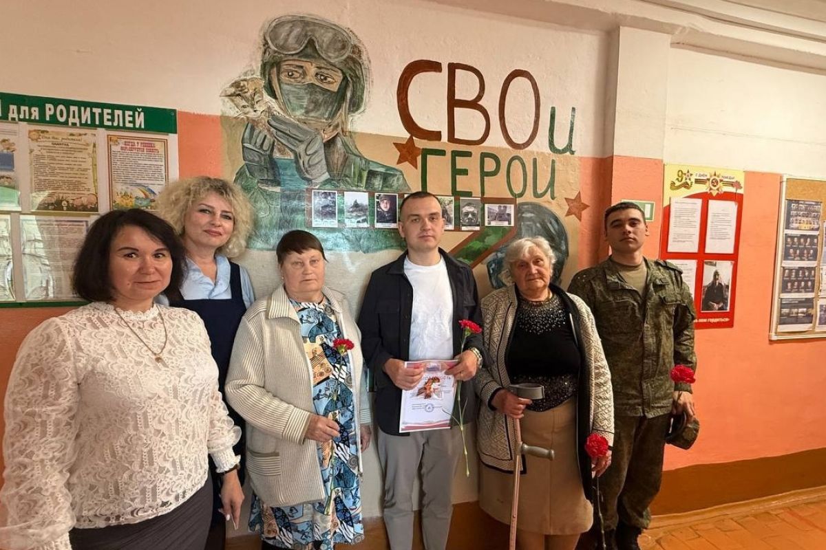 В школе Рязанского района открыли стенд памяти «СВОи герои»