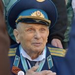 Вячеслав Франк и Галина Буевич вручили памятную медаль «Почетный гражданин города» Владимиру Николаевичу Кушпелеву