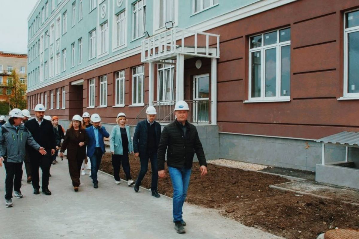 «Партийный десант» оценил ход строительства новой школы в Дзержинске