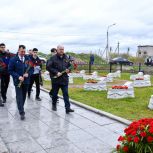 Единороссы Приморского района провели традиционный предпраздничный субботник по благоустройству воинского кладбища «Каменка»