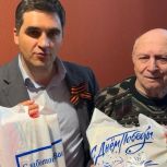 Депутат Александр Назаров поздравил ветерана ВОВ с 80-летием Победы