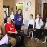 Волгоградские молодогвардейцы и активисты «Волонтёрской Роты» организовали мини-концерт для ветерана