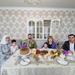 Депутаты «Единой России» посетили семью участника СВО в Международный день семьи