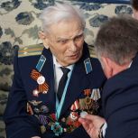 Александр Романенко поздравил с 80-летием Победы фронтовика Владимира Николаевича Кушпелева