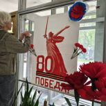 В Москве активисты «Единой России» украсили военный госпиталь им. Н.Н. Бурденко ко Дню Победы