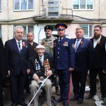В Луганске прошел парад у дома ветерана Великой Отечественной войны Ивана Оленина