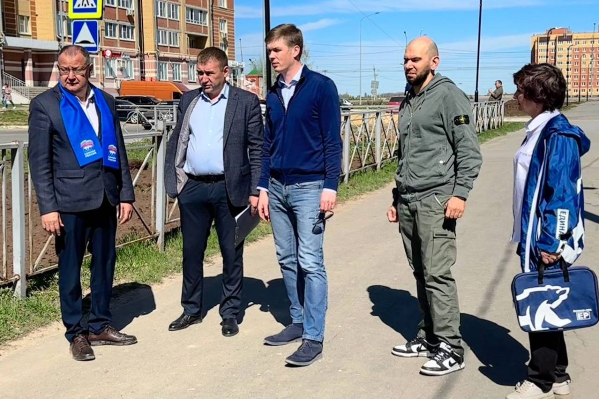 Партийный десант «Единой России» проверил ход благоустройства улицы Жилина