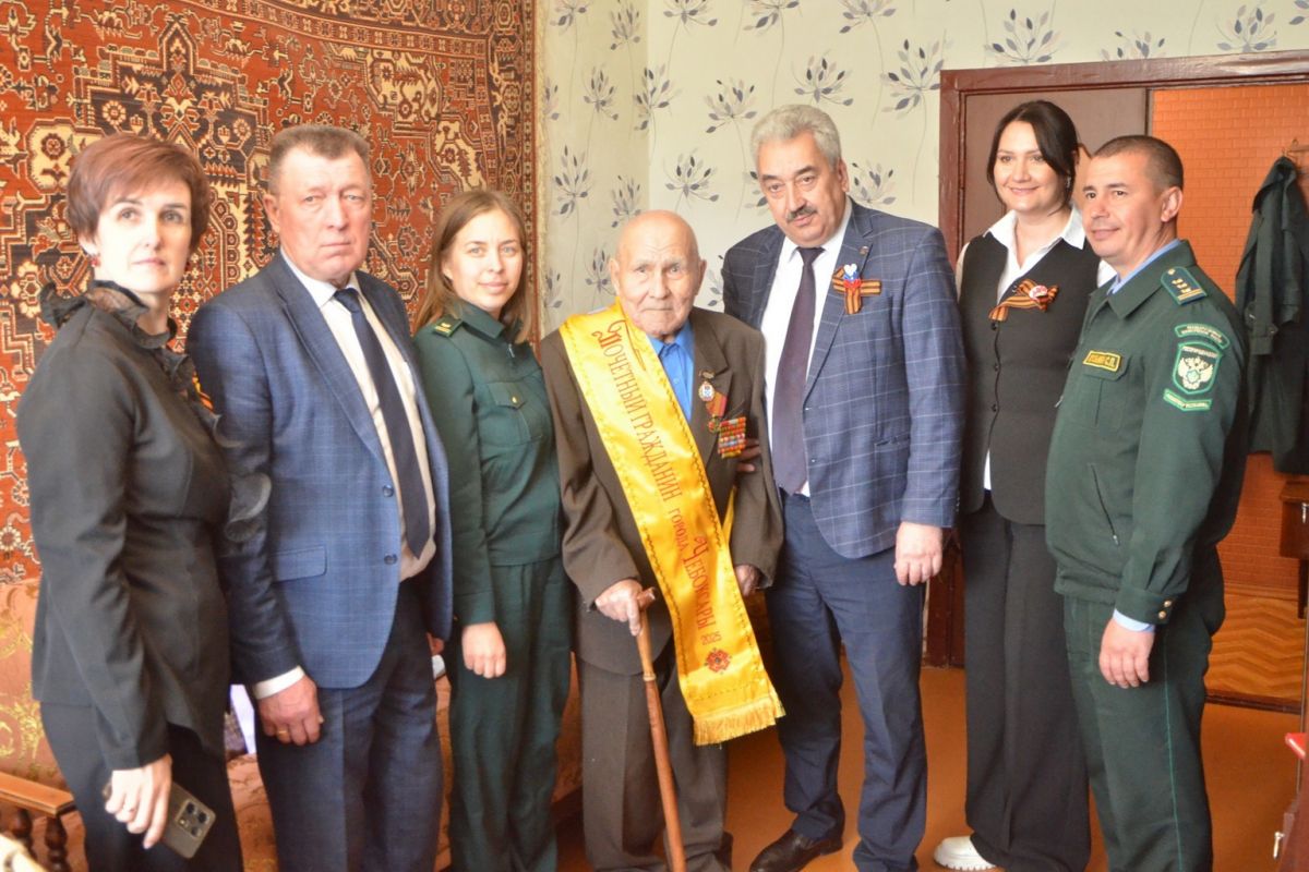 Леонид Черкесов поздравил ветерана Великой Отечественной войны с 80-летием Победы