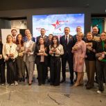 «Единая Россия» вручила приглашения на Парад Победы победителям Международной исторической акции «Диктант Победы»
