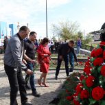 Члены и сторонники партии «Единая Россия» возложили цветы к мемориалу в Кыштымском городском округе