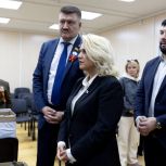 Поддержка из тыла: Алла Салаева передала материалы для маскировочных сетей женщинам Чебоксарского округа
