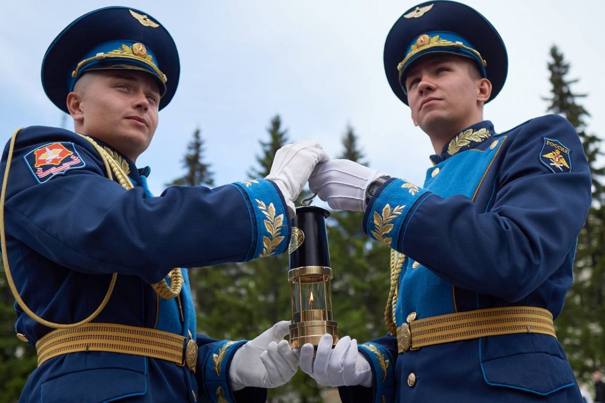 При участии партии «Единая Россия» в Челябинске прошла акция «Огни Победы»