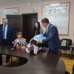 Депутат «Единой России» вручил жене бойца СВО письмо командира батальона
