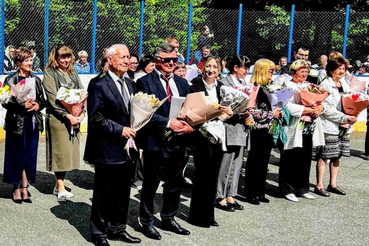 Депутат фракции «Единая Россия» Виталий Рыльских принял участие в Последнем звонке в школе в Новосинеглазово