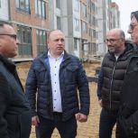 Единороссы Сергиева Посада проверили строительство домов под расселение в Краснозаводске