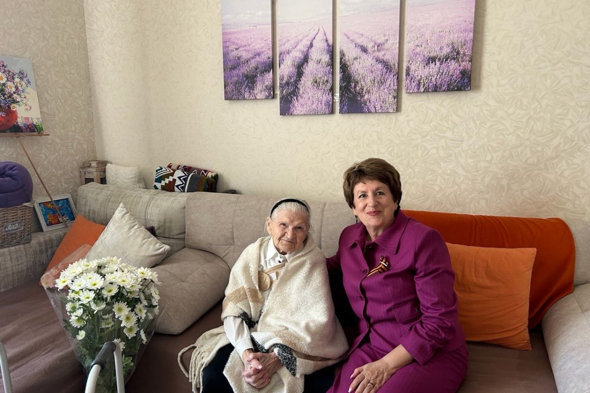Екатерина Алтабаева поздравила с наступающим Днем Победы участницу обороны Севастополя Валентину Сергушкину