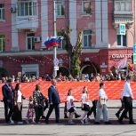 220 метров памяти: знамя Победы с вышитыми именам фронтовиков пронесли по центральным улицам Барнаула