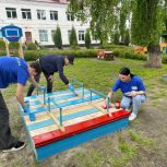 Единороссы и молодогвардейцы обновили площадку для малышей