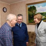 Елена Чечунова поздравила 102-летнего ветерана Сергея Арефьевича Мальцева с Днем Победы