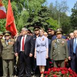 Единороссы Кабардино-Балкарии приняли участие в торжественном возложении цветов к мемориалу "Вечный огонь Славы" в Нальчике