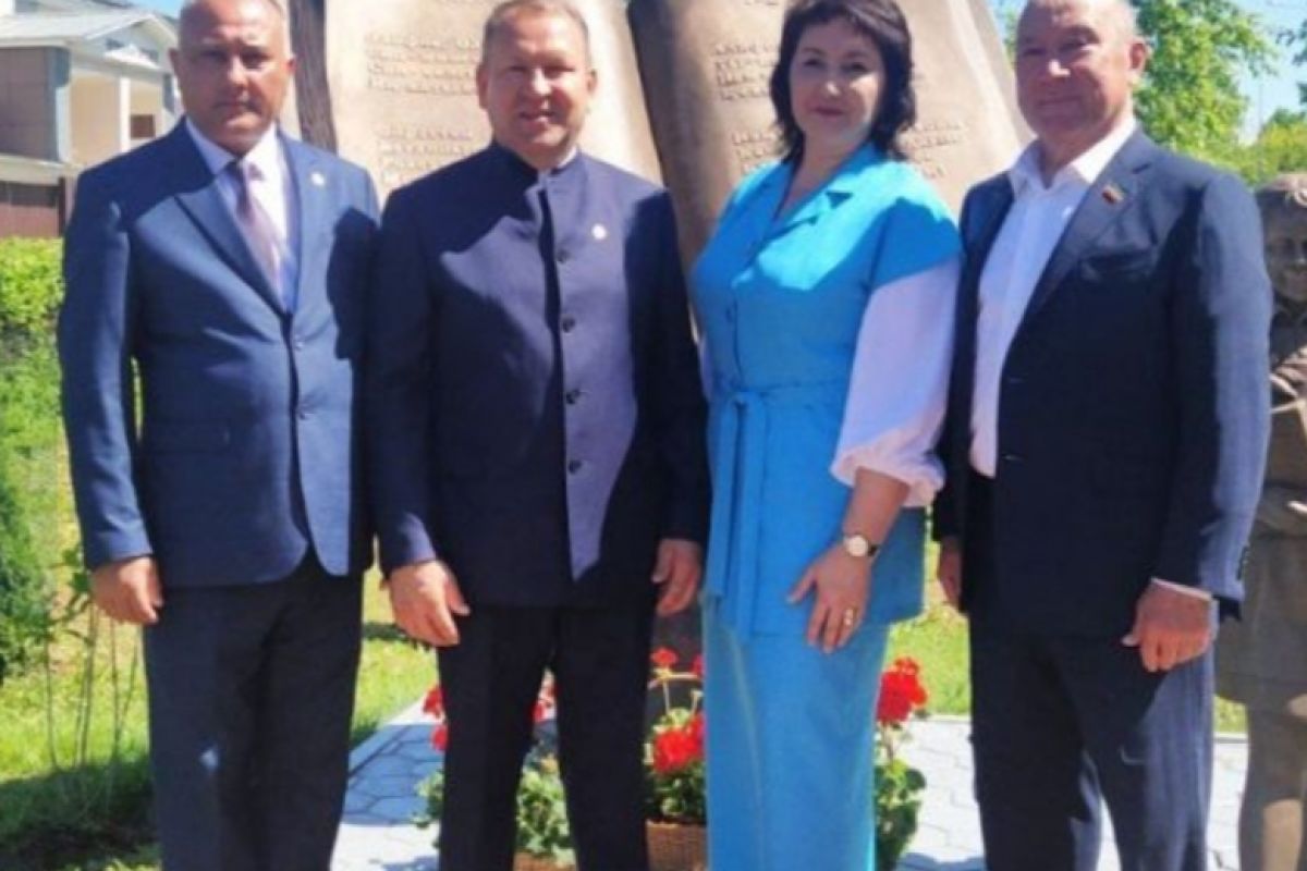 В Арске открыли обновленный бронзовый памятник «Алифба»
