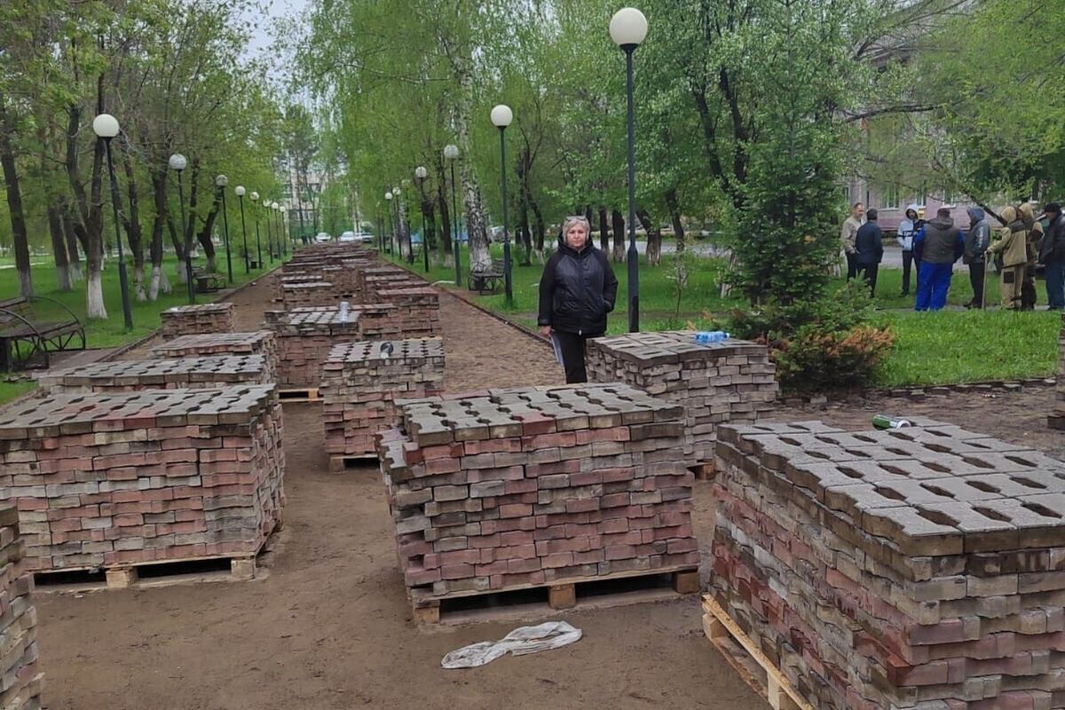 Единороссы проверили строительство сквера в поселке Грамотеино