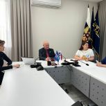 Пуровские общественники проконсультировали мать погибшего бойца СВО по поводу ремонта квартиры
