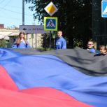 Активисты «Молодой Гвардии Единой России» вместе с общественниками провели патриотические акции ко Дню освобождения Мариуполя