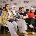 Встреча молодежи с пограничником, служившим в СВО, прошла в Штабе общественной поддержки «Единой России» РД