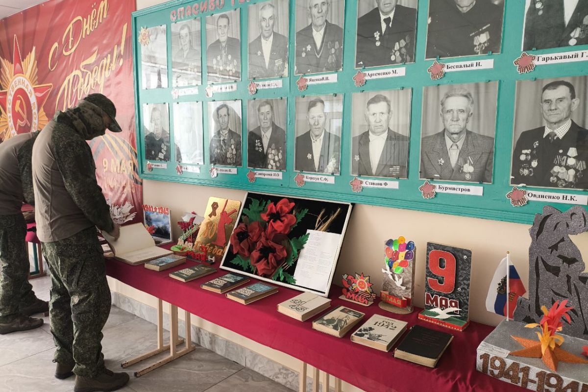 При поддержке «Единой России» школьные музеи Херсонской области пополнили экспонатами из зоны СВО и историческими артефактами