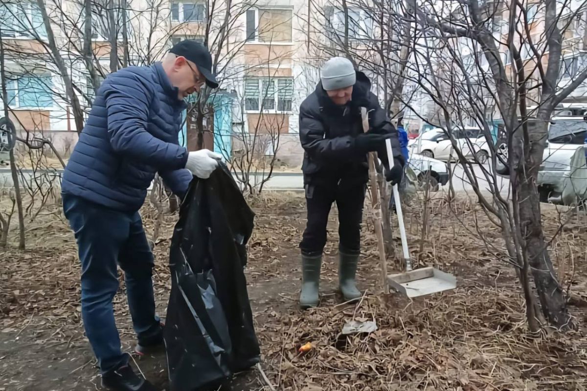 В Магадане прошли субботники, организованные участниками предварительного голосования партии «Единая Россия» – Игорем Розиновым и Русланом Кастоевым