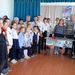 На торжественной линейке в Свободненской школе в рамках партийных проектов Единой России «Новая школа» и «Историческая память» была открыта парта Героя в честь выпускника школы Владислава Атнагулова