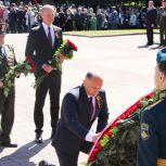 В День 80-летия Великой Победы в Курске возложили цветы к Вечному огню
