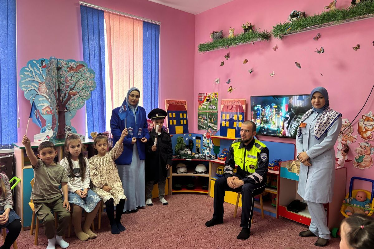 В Чечне активисты «Единой России» обучили детей безопасности дорожного движения