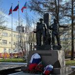 Мурманские единороссы возложили цветы к памятнику «Пограничникам Арктики»