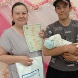 Единоросы Нагайбакского района поздравили семью с рождением ребёнка