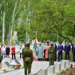 В Армянске в преддверии 80-летия Победы открыли отремонтированный мемориал