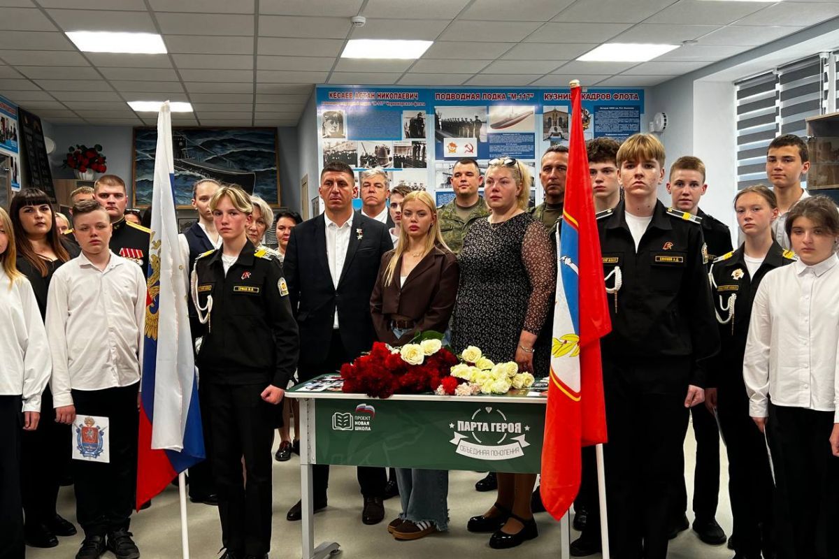 В школе Севастополя «Единая Россия» установила Парту Героя в честь бойца СВО