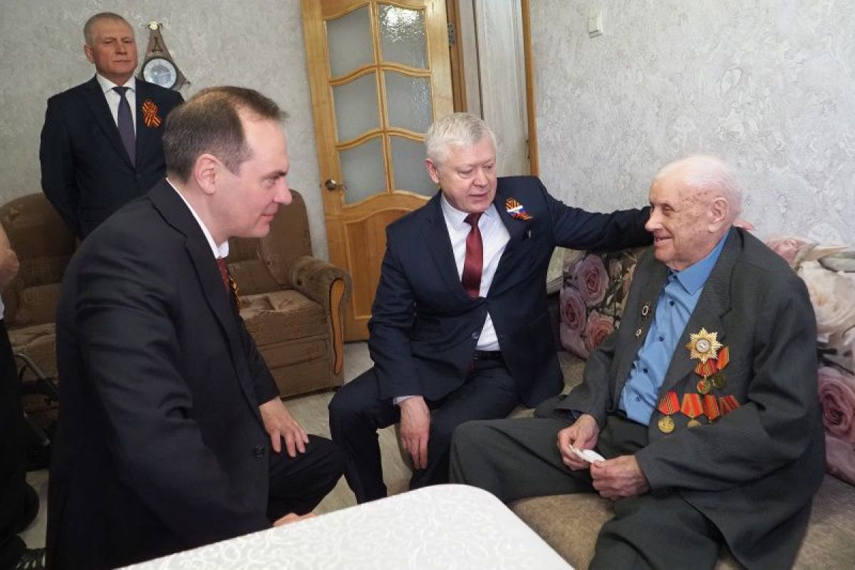 Артём Здунов и Василий Пискарев приехали с подарками к ветерану Великой Отечественной войны Ивану Кротову