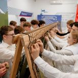 При поддержке «Единой России» для старшеклассников Тюмени состоялся мастер-класс по плетению масксетей