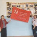 В Оренбурге партийцы передают Знамя Победы школьникам