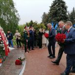 Николай Панков вместе с жителями почтил память героев-земляков