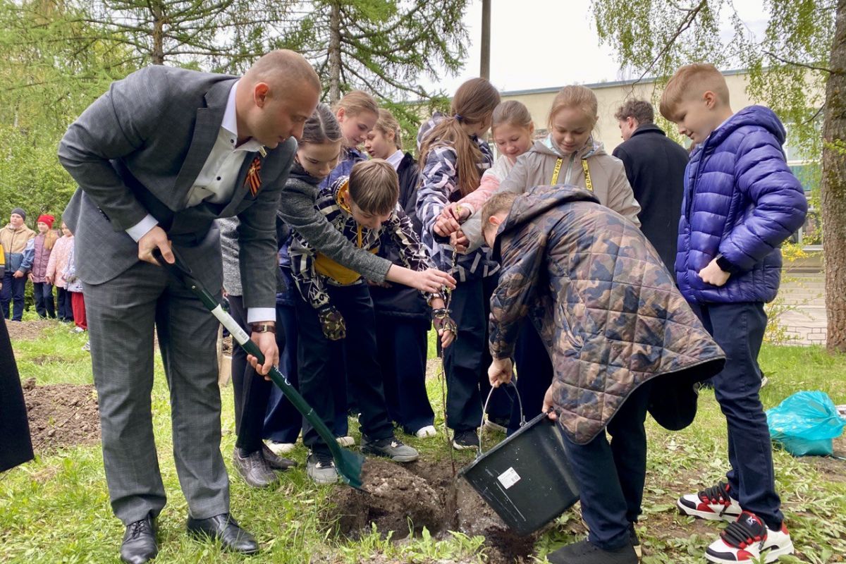 Никита Чусов принял участие в закладке Яблоневого сада в Центре образования №3