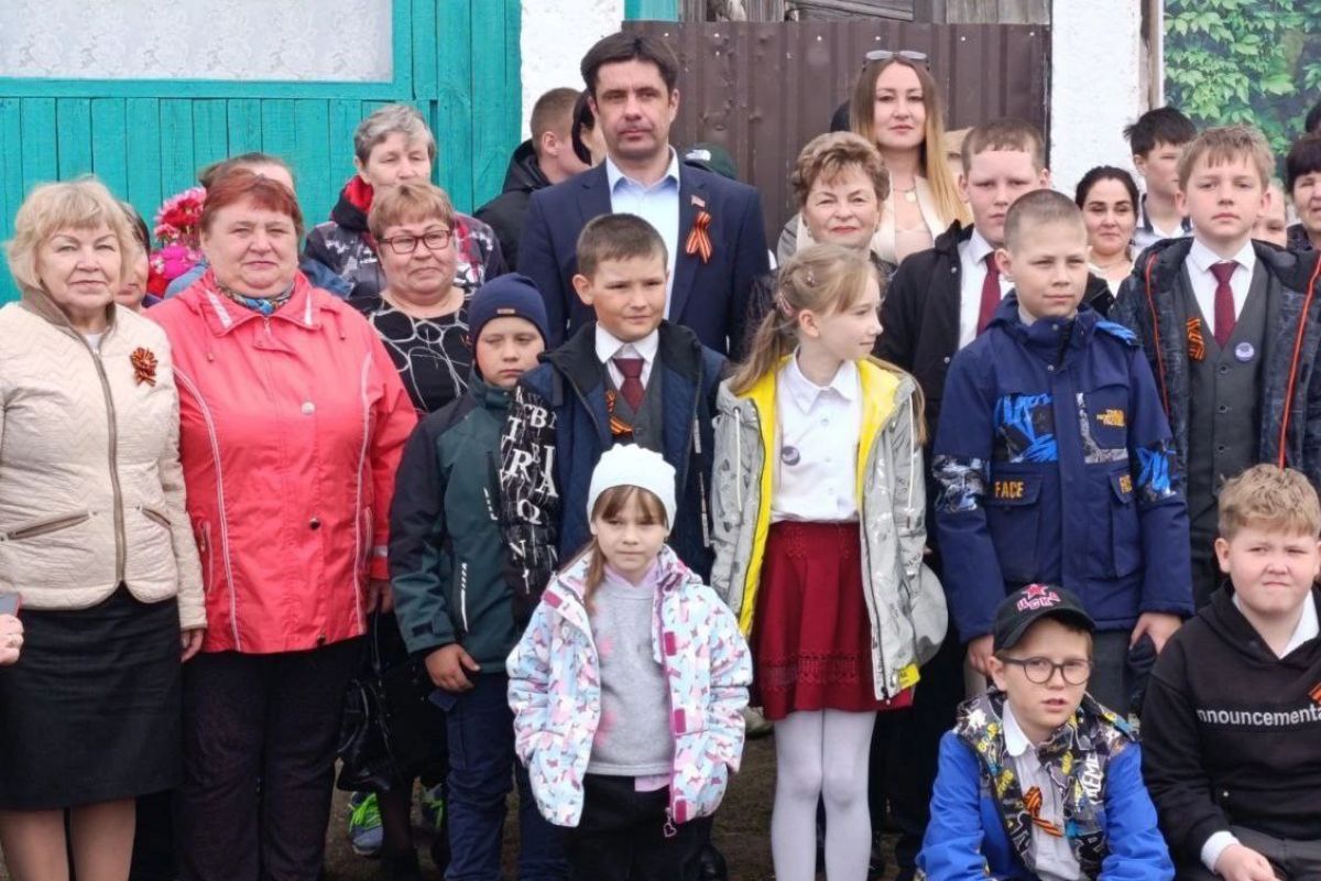 В рамках партийного проекта «Единой России» «Историческая память» в деревне Крыжановка прошло открытие мемориальной доски на доме Героя Советского Союза Сергея Матвеевича Зернина