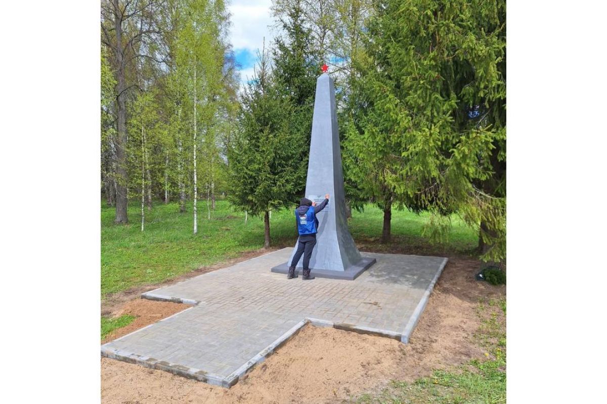 «Народ их подвиг не забыл». Единороссы помогли восстановить памятник погибшим воинам в Сычевском районе