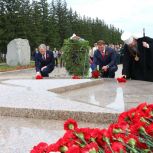 Виталий Хоценко и Александр Артёмов приняли участие в молебне «За здравие русского воинства» и возложили цветы к мемориалам в омском парке Победы