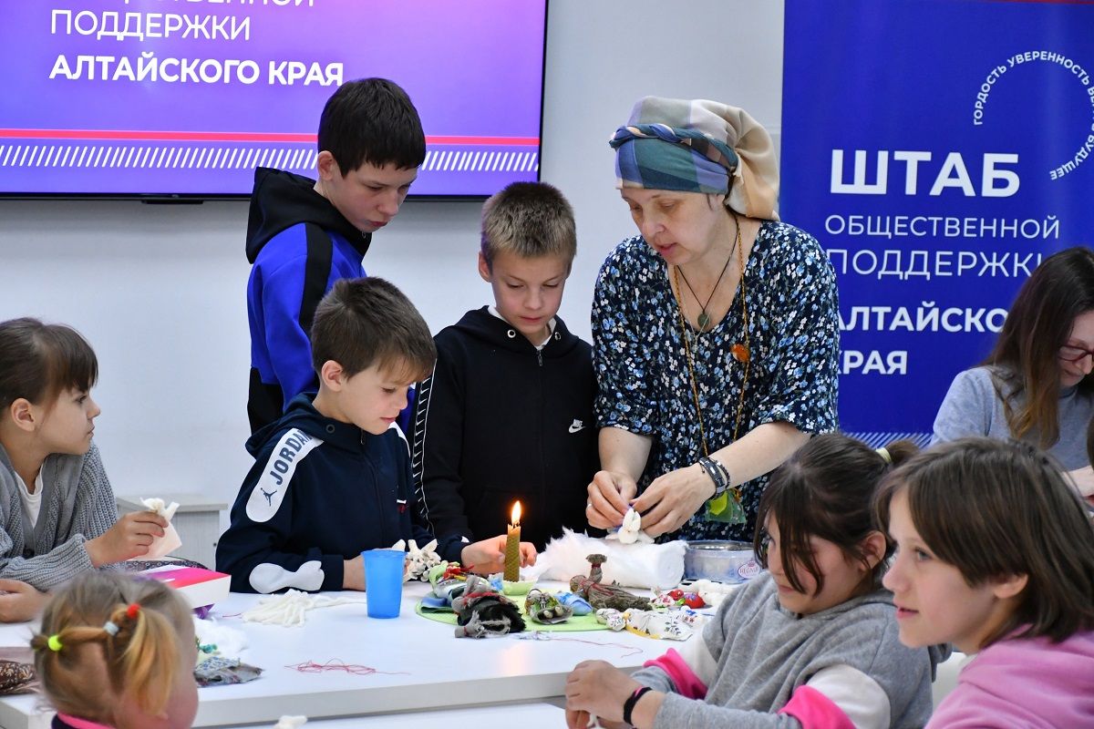 Мастер-класс по изготовлению куклы-оберега прошел в штабе общественной поддержки «Единой России»