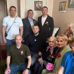 Партийцы «Единой России» поздравили блокадницу Валентину Головакину с наступающим Днем Победы