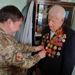 «Подарок ветерану»: Депутаты Северного округа Москвы поздравили ветерана Великой Отечественной войны