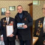 Поздравления с Днем Победы передали ветерану и Почетному гражданину Великих Лук